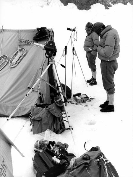 Groenlandia orientale - Mare di Groenlandia - Kong Oscar Fjord - Scoresby Land - Alpi Stauning - Ghiacciaio - Bersaerker - Deposito? - Attrezzatura alpinistica - Attrezzatura fotografica - Alpinisti / Ritratto di gruppo - Alpinisti - Groenlandia orientale - Mare di Groenlandia - Kong Oscar Fjord - Scoresby Land - Alpi Stauning - Ghiacciaio - Bersaerker - Deposito? - Attrezzatura alpinistica - Attrezzatura fotografica