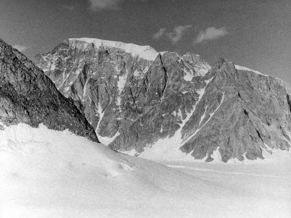 Groenlandia orientale - Mare di Groenlandia - Kong Oscar Fjord - Scoresby Land - Alpi Stauning - Ghiacciaio - Bersaerker - Montagne