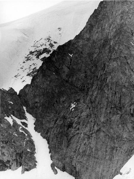 Groenlandia orientale - Mare di Groenlandia - Kong Oscar Fjord - Scoresby Land - Alpi Stauning - Ghiacciaio - Bersaerker - Montagna - Cima di Granito - Cresta di sinistra