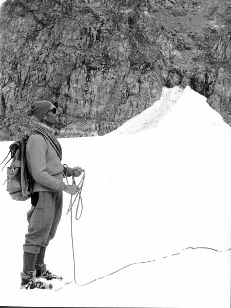 Ritratto di gruppo - Alpinisti - Carrel, Marcello? - Monzino, Guido - Groenlandia orientale - Mare di Groenlandia - Kong Oscar Fjord - Scoresby Land - Alpi Stauning - Ghiacciaio - Bersaerker - Deposito?