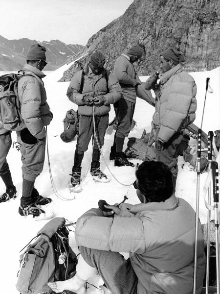 Ritratto di gruppo - Alpinisti - Herin, Giovanni - Pession, Pierino - Groenlandia orientale - Mare di Groenlandia - Kong Oscar Fjord - Scoresby Land - Alpi Stauning - Ghiacciaio - Bersaerker