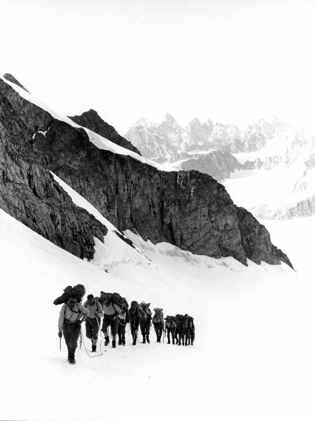Ritratto di gruppo - Alpinisti - Bich, Jean? - Monzino, Guido - Groenlandia orientale - Mare di Groenlandia - Kong Oscar Fjord - Scoresby Land - Alpi Stauning - Ghiacciaio - Bersaerker