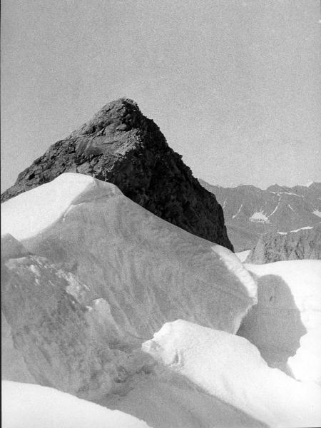 Groenlandia orientale - Mare di Groenlandia - Kong Oscar Fjord - Scoresby Land - Alpi Stauning - Ghiacciaio - Bersaerker - Montagna - Cima di Granito - Colle nevoso - Vetta di montagna