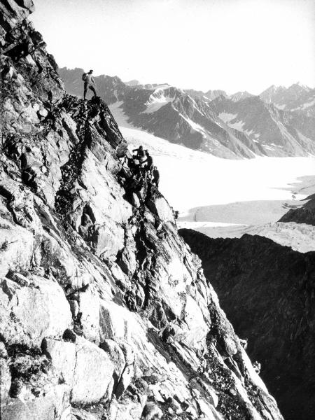Groenlandia orientale - Mare di Groenlandia - Kong Oscar Fjord - Scoresby Land - Alpi Stauning - Ghiacciaio - Bersaerker - Montagna - Cima di Granito - Cresta nord/nord-est - Alpinisti - Bich, Jean