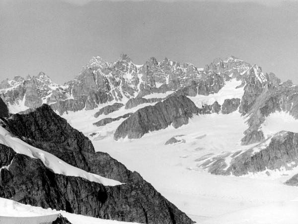 Groenlandia orientale - Mare di Groenlandia - Kong Oscar Fjord - Scoresby Land - Alpi Stauning - Ghiacciaio - Bersaerker - Montagna - Cima di Granito - Sella nevosa - Campo base V - Tenda - "Moretti"