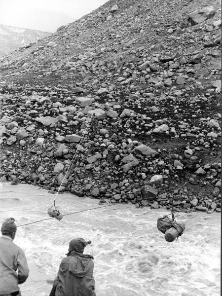 Groenlandia orientale - Mare di Groenlandia - Kong Oscar Fjord - Scoresby Land - Alpi Stauning - Vallata - Skeldal - Torrente - Tunnelelv - Corde sospese - Attrezzatura alpinistica - Alpinisti