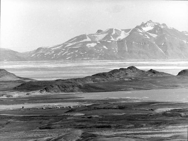 Groenlandia orientale - Mare di Groenlandia - Kong Oscar Fjord - Scoresby Land - Alpi Stauning - Vallata - Skeldal - Lago - Case