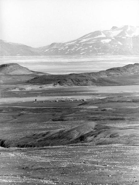 Groenlandia orientale - Mare di Groenlandia - Kong Oscar Fjord - Scoresby Land - Alpi Stauning - Vallata - Skeldal - Lago - Case