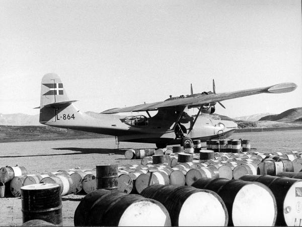 Groenlandia orientale - Mare di Groenlandia - Kong Oscar Fjord - Scoresby Land - Mesters Vig - Aeroporto - Aereo - "Catalina" - "L-864" - Taniche