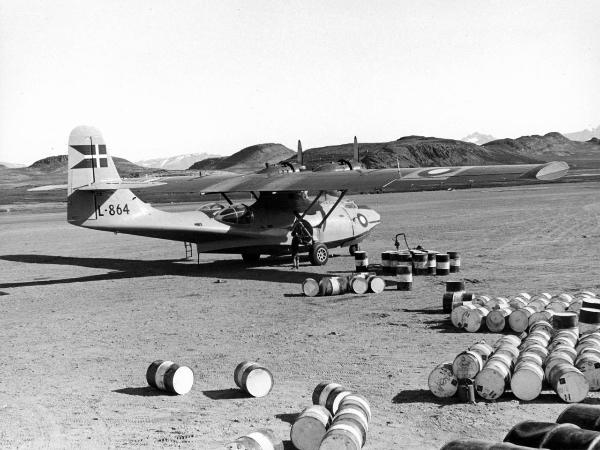 Groenlandia orientale - Mare di Groenlandia - Kong Oscar Fjord - Scoresby Land - Mesters Vig - Aeroporto - Aereo - "Catalina" - "L-864" - Taniche