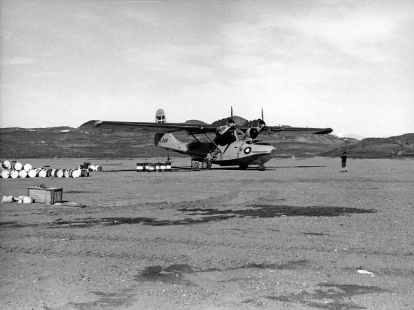 Groenlandia orientale - Mare di Groenlandia - Kong Oscar Fjord - Scoresby Land - Mesters Vig - Aeroporto - Aereo - "Catalina" - "L-864" - Taniche