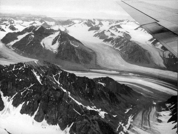Groenlandia orientale - Mare di Groenlandia - Kong Oscar Fjord - Scoresby Land - Alpi Stauning - Ghiacciai - Ala di aereo