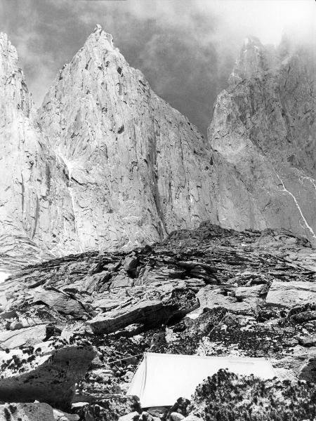 Patagonia cilena - Provincia di Ultima Esperanza - Ande patagoniche - Massiccio del Paine - Torri del Paine - Torre nord - Torre centrale - Campo 4 - Tenda "Ettore Moretti"