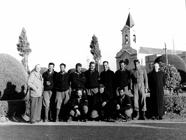 Ritratto di gruppo - Tenente - Aranda, Arturo - Alpinisti - Bich, Jean - Carrel, Leonardo - Carrel, Marcello - Gobbi, Toni - Monzino, Guido - Pellissier, Camillo - Pession, Pacifico - Pession, Pierino - Sacerdoti - Padre Solinas? -