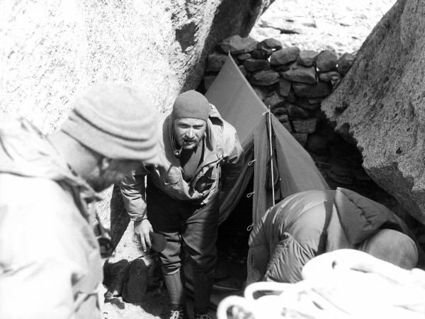 Ritratto - Uomo - Monzino, Guido - Patagonia cilena - Provincia di Ultima Esperanza - Ande patagoniche - Massiccio del Paine - Torri del Paine - Campo 3 - Tenda