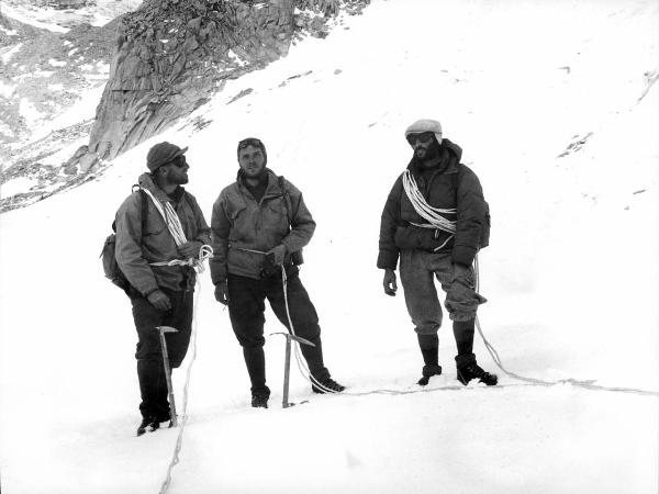 Ritratto di gruppo - Alpinisti - Carrel, Marcello - Monzino, Guido - Pession, Pacifico - Patagonia cilena - Provincia di Ultima Esperanza - Ande patagoniche - Massiccio del Paine - Torri del Paine