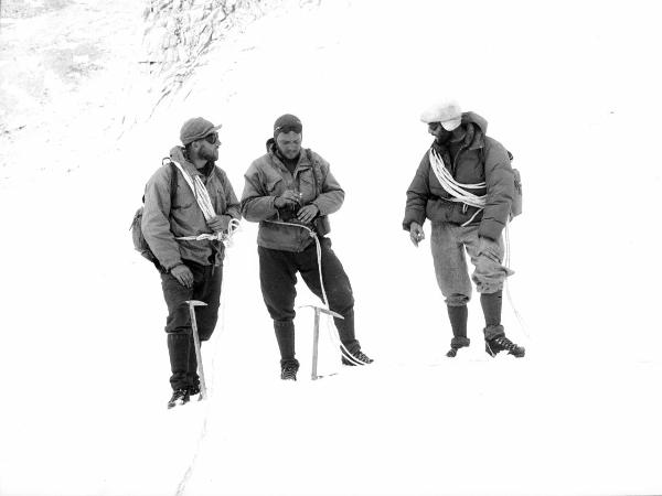 Ritratto di gruppo - Alpinisti - Carrel, Marcello - Monzino, Guido - Pession, Pacifico - Patagonia cilena - Provincia di Ultima Esperanza - Ande patagoniche - Massiccio del Paine - Torri del Paine