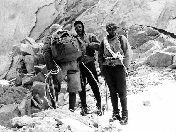 Ritratto di gruppo - Alpinisti - Monzino, Guido - Pession, Pacifico - Patagonia cilena - Provincia di Ultima Esperanza - Ande patagoniche - Massiccio del Paine - Torri del Paine