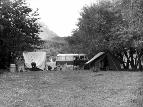 Patagonia cilena - Provincia di Ultima Esperanza - Ande patagoniche - Massiccio del Paine - Paine principale - Campo base - Tende - Furgoncino