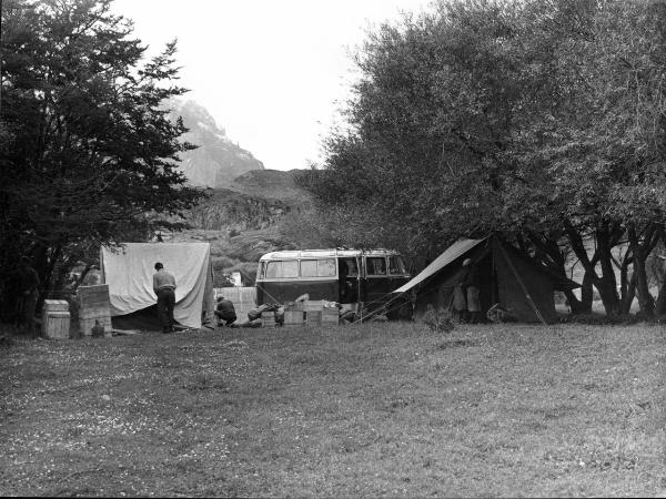 Patagonia cilena - Provincia di Ultima Esperanza - Ande patagoniche - Massiccio del Paine - Paine principale - Campo base - Tende - Furgoncino