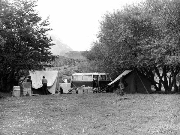 Patagonia cilena - Provincia di Ultima Esperanza - Ande patagoniche - Massiccio del Paine - Paine principale - Campo base - Tende - Furgoncino