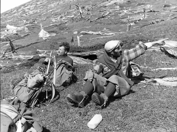 Ritratto di gruppo - Carrel Marcello - Pession, Pacifico - Patagonia cilena - Provincia di Ultima Esperanza - Ande patagoniche - Massiccio del Paine - Paine principale - Foresta bruciata