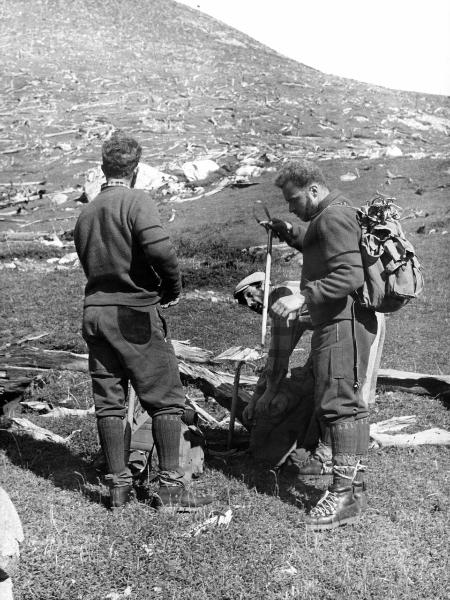 Ritratto di gruppo - Carrel, Marcello - Monzino, Guido - Pession, Pacifico - Patagonia cilena - Provincia di Ultima Esperanza - Ande patagoniche - Massiccio del Paine - Paine principale - Foresta bruciata