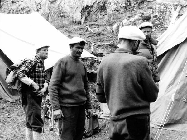 Ritratto di gruppo - Carrel, Leonardo - Carrel, Marcello? - Gobbi, Toni - Pession, Pacifico - Patagonia cilena - Provincia di Ultima Esperanza - Ande patagoniche - Massiccio del Paine - Paine principale - Campo base