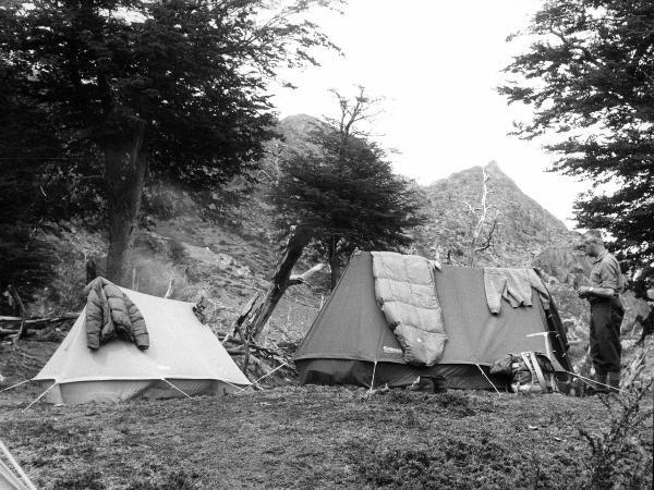 Patagonia cilena - Provincia di Ultima Esperanza - Ande patagoniche - Massiccio del Paine - Paine principale - Campo - Tenda - Materiale alpinistico - Indumenti