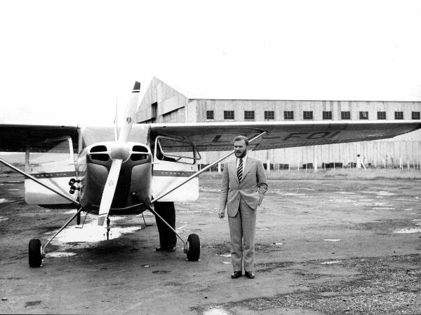 Ritratto - Uomo - Monzino, Guido - Cile? - Aeroporto - Aereo