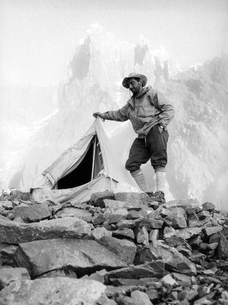 Ritratto - Uomo - Alpinista - Pellissier, Camillo - Patagonia cilena - Provincia di Ultima Esperanza - Ande patagoniche - Massiccio del Paine - Paine principale - Punta Bariloche - Campo 1 - Tenda