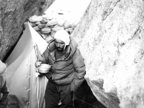 Ritratto - Uomo - Alpinista - Pellissier, Camillo - Patagonia cilena - Provincia di Ultima Esperanza - Ande patagoniche - Massiccio del Paine - Torri del Paine - Campo 3 - Tenda