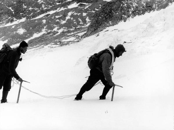 Ritratto di gruppo - Alpinisti - Pession, Pacifico - Pession, Pierino - Patagonia cilena - Provincia di Ultima Esperanza - Ande patagoniche - Massiccio del Paine - Torri del Paine - Ghiacciaio