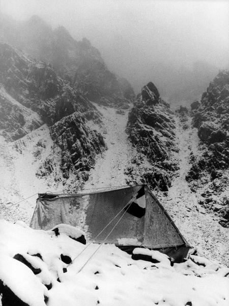 Ritratto di gruppo - Marconista - Cabeza, Belisario - Monzino, Guido - Patagonia cilena - Provincia di Ultima Esperanza - Ande patagoniche - Massiccio del Paine - Paine principale - Campo base - Radio