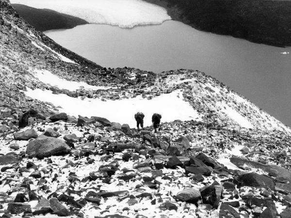 Patagonia cilena - Provincia di Ultima Esperanza - Ande patagoniche - Massiccio del Paine - Paine principale - Lago - Alpinisti