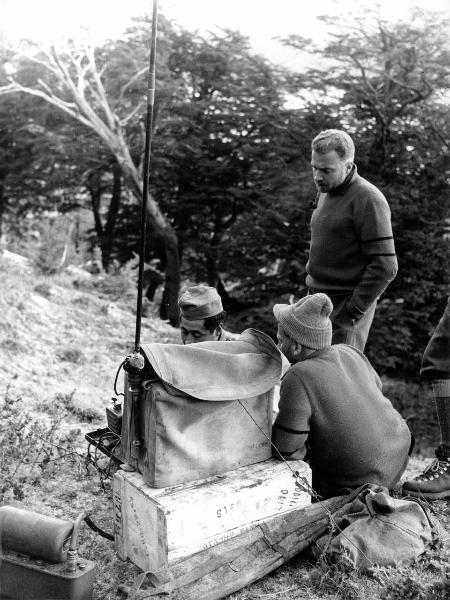 Ritratto di gruppo - Marconista - Cabeza, Belisario - Monzino, Guido - Patagonia cilena - Provincia di Ultima Esperanza - Ande patagoniche - Massiccio del Paine - Paine principale - Campo base - Radio