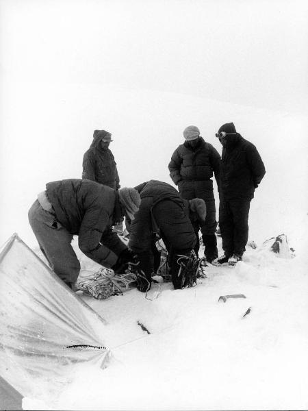 Patagonia cilena - Provincia di Ultima Esperanza - Ande patagoniche - Massiccio del Paine - Paine principale - Campo 2 - Alpinisti - Bich, Jean - Carrel, Leonardo - Monzino, Guido