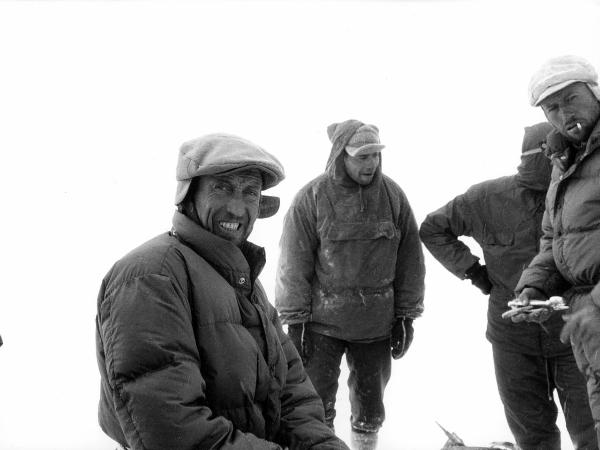 Ritratto di gruppo - Alpinisti - Bich, Jean - Pession, Pacifico - Patagonia cilena - Provincia di Ultima Esperanza - Ande patagoniche - Massiccio del Paine - Paine principale - Campo 2