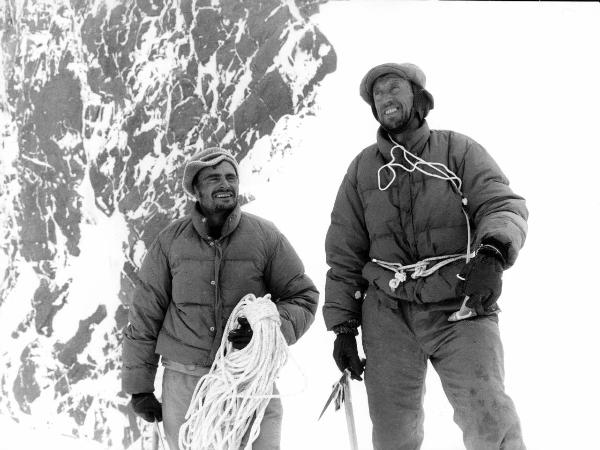 Ritratto di gruppo - Alpinisti - Bich, Jean - Carrel, Leonardo - Patagonia cilena - Provincia di Ultima Esperanza - Ande patagoniche - Massiccio del Paine - Paine principale - Campo 2