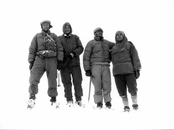 Ritratto di gruppo - Alpinisti - Bich, Jean - Carrel, Leonardo - Monzino, Guido - Patagonia cilena - Provincia di Ultima Esperanza - Ande patagoniche - Massiccio del Paine - Paine principale - Campo 2