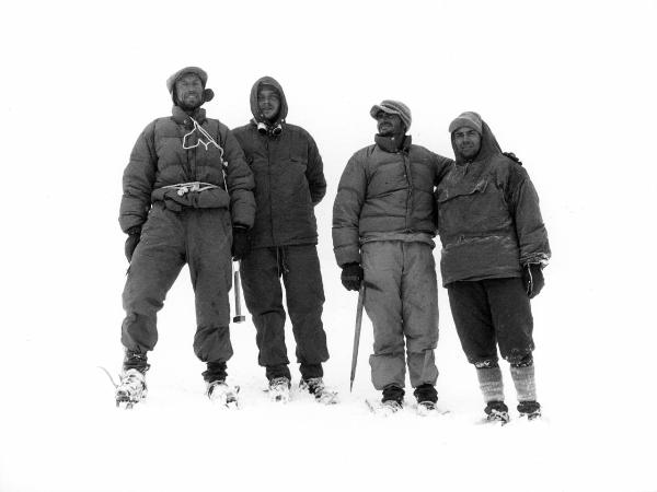 Ritratto di gruppo - Alpinisti - Bich, Jean - Carrel, Leonardo - Monzino, Guido - Patagonia cilena - Provincia di Ultima Esperanza - Ande patagoniche - Massiccio del Paine - Paine principale - Campo 2