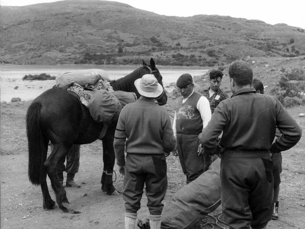 Patagonia cilena - Provincia di Ultima Esperanza - Ande patagoniche - Puesto Pudeto? - Lago - Nordenskjold? - Uomini - Monzino, Guido - Caporale - Savedra, Miguel - Cavallo