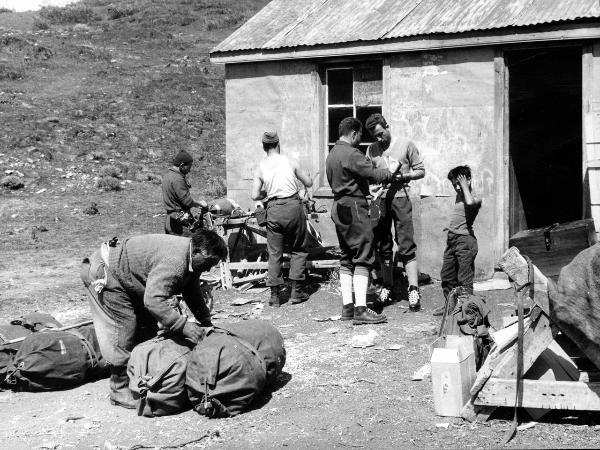 Patagonia cilena - Provincia di Ultima Esperanza - Ande patagoniche - Puesto Pudeto? - Uomini - Barmasse, Gino - Monzino, Guido - Monzino, Tullio - Caporale - Savedra, Miguel - Sacche