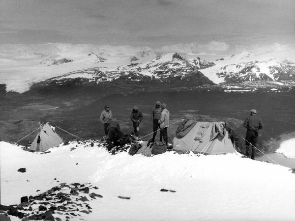 Patagonia cilena - Provincia di Ultima Esperanza - Ande patagoniche - Massiccio del Paine - Paine principale - Campo 2? - Uomini - Monzino, Guido - Pession, Pierino