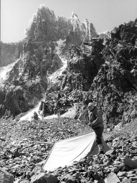 Ritratto - Uomo - Tenente - Aranda, Arturo - Patagonia cilena - Provincia di Ultima Esperanza - Ande patagoniche - Massiccio del Paine - Punta Bariloche - Campo 1 - Tenda "Ettore Moretti"