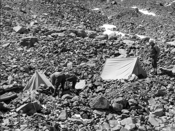 Patagonia cilena - Provincia di Ultima Esperanza - Ande patagoniche - Massiccio del Paine - Paine principale - Campo 1 - Tende "Ettore Moretti" - Uomini