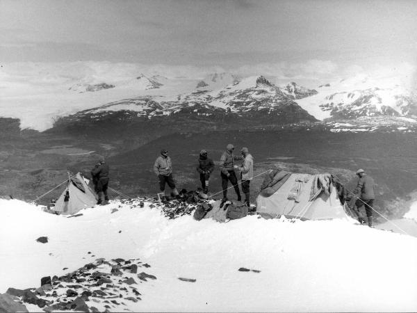 Patagonia cilena - Provincia di Ultima Esperanza - Ande patagoniche - Massiccio del Paine - Paine principale - Campo 2? - Uomini - Monzino, Guido - Pellissier, Camillo - Pession, Pierino