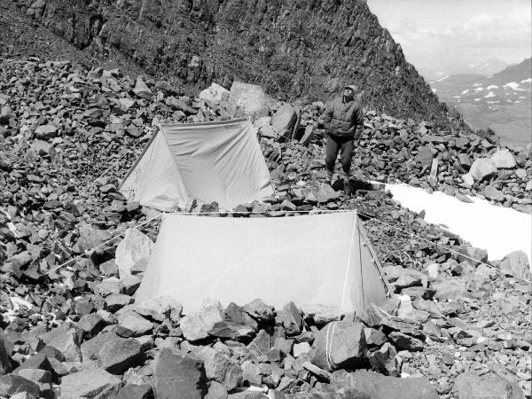 Patagonia cilena - Provincia di Ultima Esperanza - Ande patagoniche - Massiccio del Paine - Paine principale - Campo 1 - Tende "Ettore Moretti" - Uomo - Tenente - Aranda, Arturo