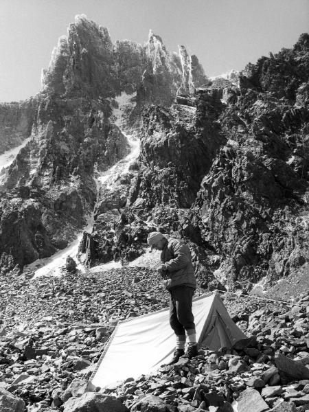 Patagonia cilena - Provincia di Ultima Esperanza - Ande patagoniche - Massiccio del Paine - Punta Bariloche - Campo 1 - Tenda "Ettore Moretti" - Uomo - Tenente - Aranda, Arturo