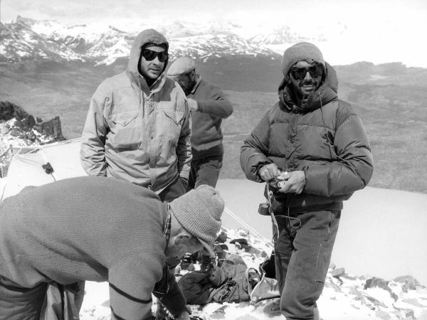 Ritratto di gruppo - Gobbi, Toni - Monzino, Guido - Pellissier, Camillo - Patagonia cilena - Provincia di Ultima Esperanza - Ande patagoniche - Massiccio del Paine - Paine principale - Campo 2?